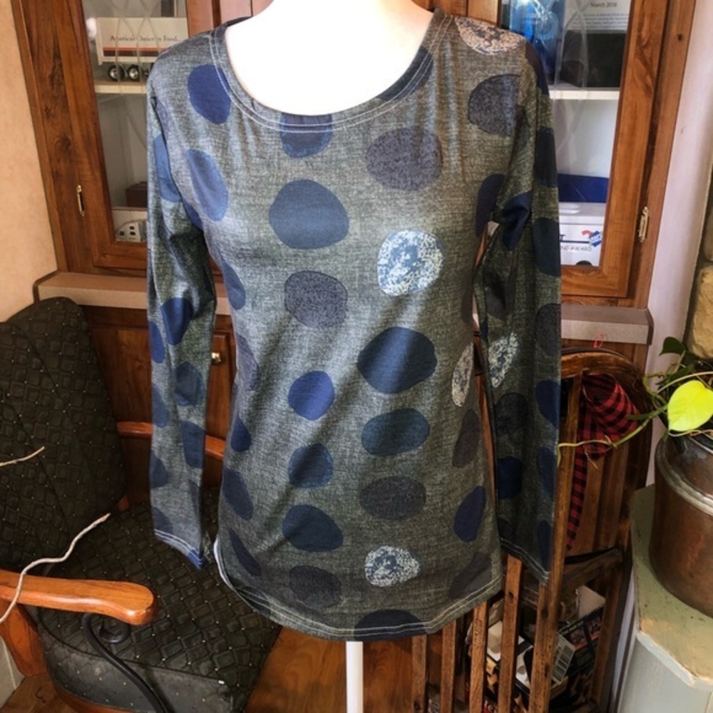 Unbranded green long sleeve shirt size medium big dots allover EUC